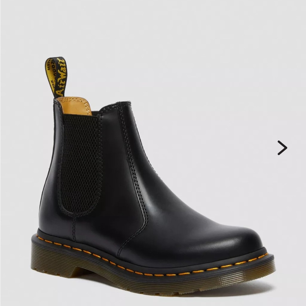 Dr. Martens 2976 WOMEN'S SMOOTH LEATHER CHELSEA BOOTS